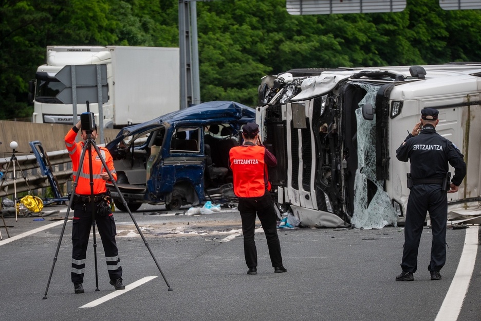 Agentes de la Ertzaintza trabajan en el lugar del accidente. Agentes de la Ertzaintza trabajan en el lugar del accidente.