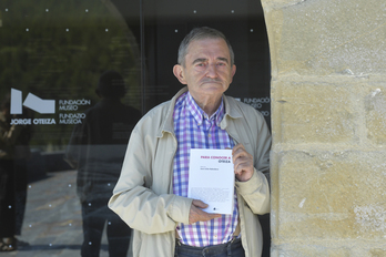 José Julián Bakedano posa con la obra ‘Para conocer a Oteiza’.