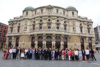 Patrocinadores y profesionales de la cultura, ante el Arriaga.