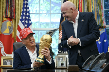 Donald Trump sostiene la Copa del Mundo en el Despacho Oval ante la complacencia de su homólogo de la FIFA, Gianni Infantino.