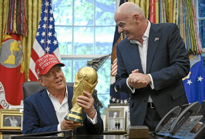 El presidente de EEUU, Donald Trump, sostiene la Copa del Mundo en el Despacho Oval de la Casa Blanca ante la complacencia de Gianni Infantino, presidente de la FIFA.