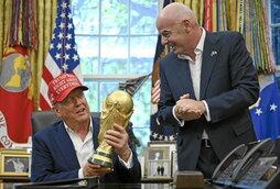El presidente de EEUU, Donald Trump, sostiene la Copa del Mundo en el Despacho Oval de la Casa Blanca ante la complacencia de Gianni Infantino, presidente de la FIFA.