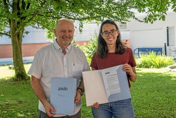 Joanmari Larrarte Jakineko lehendakaria eta Ane Urkiri NAIZeko zuzendaria.