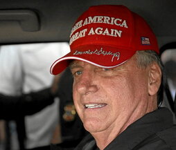 Jair Bolsonara, con una gorra MAGA.