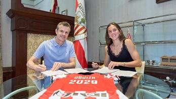 Irene Oguiza y el presidente Jon Uriarte estampan la firma de renovación contractual de la capitana del Athletic hasta 2029.