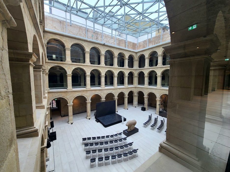 El claustro del Euskal Museoa con el Mikeldi, en medio, como protagonista.