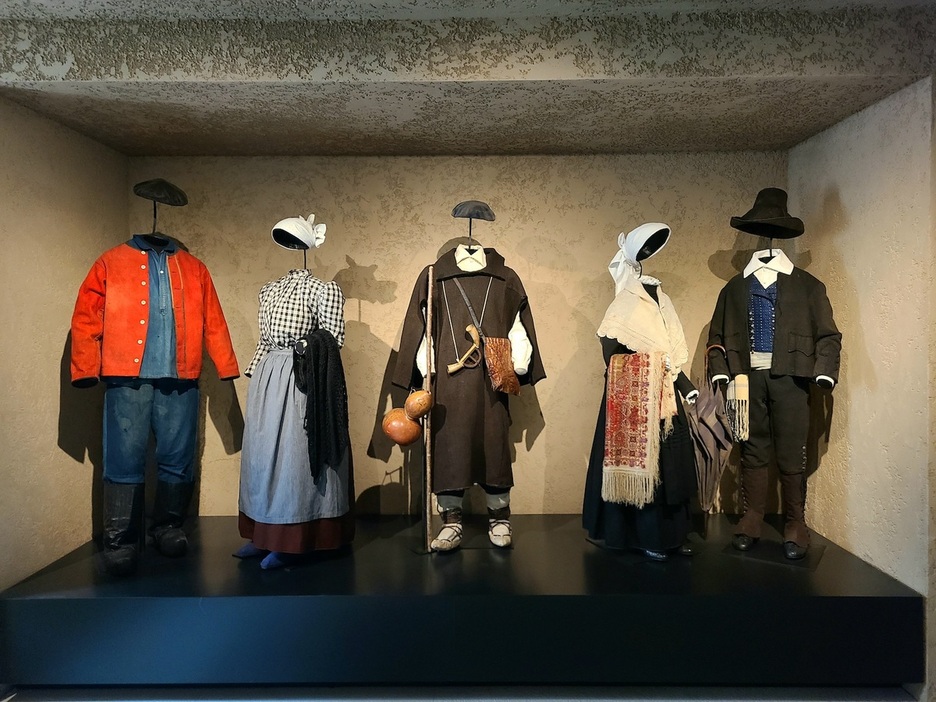 Diferentes trajes tradicionales de Euskal Herria.
