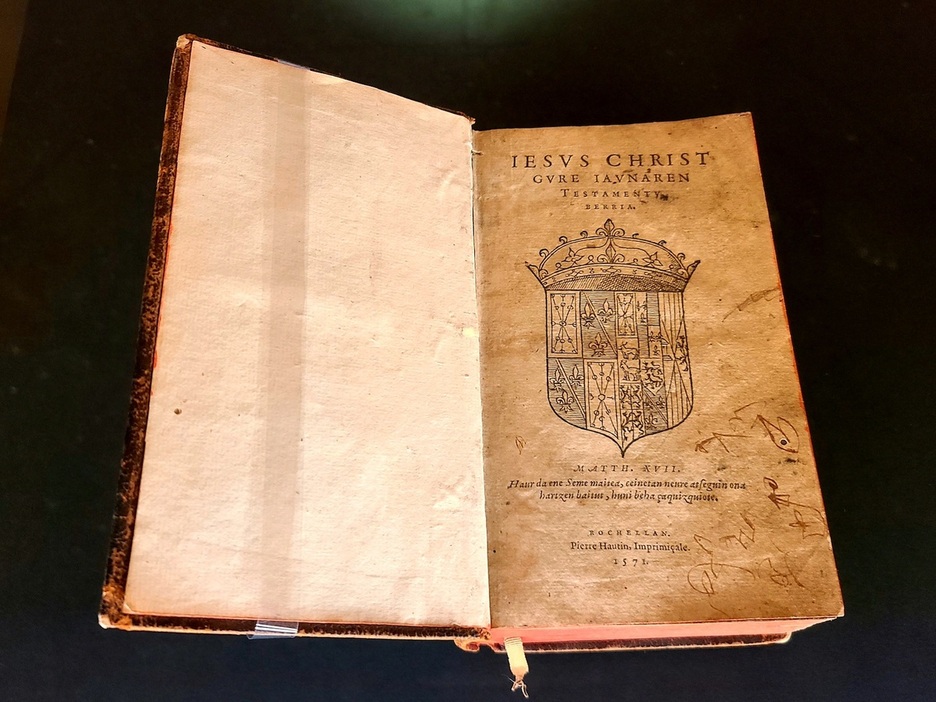 Traducción del Nuevo Testamento al euskera publicada en 1571 por Joannes Leizarraga.