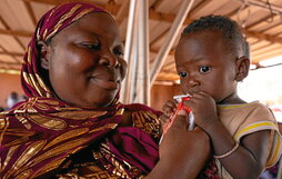Umea amaren besoetan elikagai terapeutikoa hartzen, Burkina Fason.