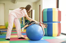 Autismo kasu batzuetan terapeuta okupazionalak lagungarri izan daitezke.