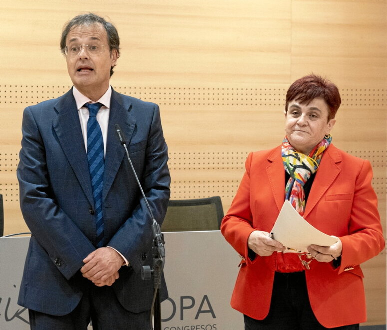 La directora general de Osakidetza, Lore Bilbao, y el consejero, Alberto Martínez.