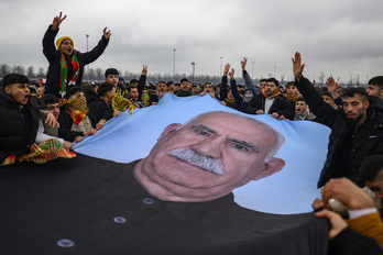 Miembros de la comunidad kurda sostienen un retrato gigante de Abdullah Öcalan, fundador del Partido de los Trabajadores del Kurdistán (PKK) encarcelado en Turquía.