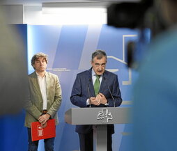 Aitor Esteban y Eneko Andueza, durante su comparecencia de ayer.