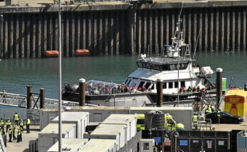 Migrantes desembarcan en el sureste de Gran Bretaña.