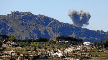 Explosión cerca del castillo de Beaufort que ha ocupado el Ejército israelí, y viviendas destruidas en el sur de Líbano.