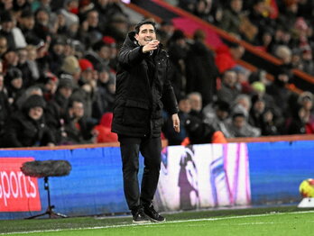 Andoni Iraola, durante un partido del AFC Bournemouth contra el Liverpool.