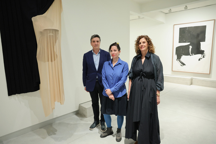 La artista June Crespo, entre Yolanda Zugaza y Fernando Arriola.