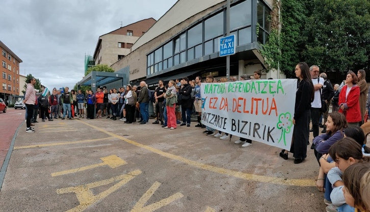 Concentración vecinal en Berango, para denunciar las multas impuestas a vecinos y vecinas.