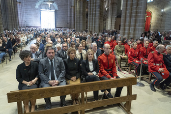 La lehendakari navarra, María Chivite, y el jefe de la Policía Foral, Iván Ortueta, entre otras autoridades en este funeral.