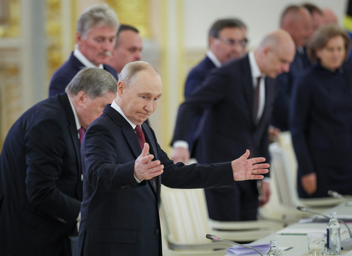 El presidente de Rusia, Vladímir Putin, gesticula durante una reunión con su homólogo de Tanzania en el Kremlin, en Moscú, el 3 de junio de 2026.