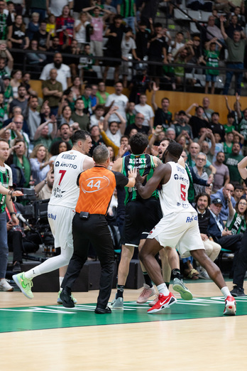 Rodions Kurucs ha personificado la frustración del Baskonia con una tangana en el último cuarto.