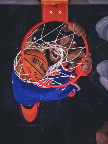 Un destacadísimo Karl-Anthony Towns se cuelga del aro.