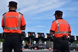 La Ertzaintza ha detenido a los dos conductores por transportar de forma ilegal a 24 personas.