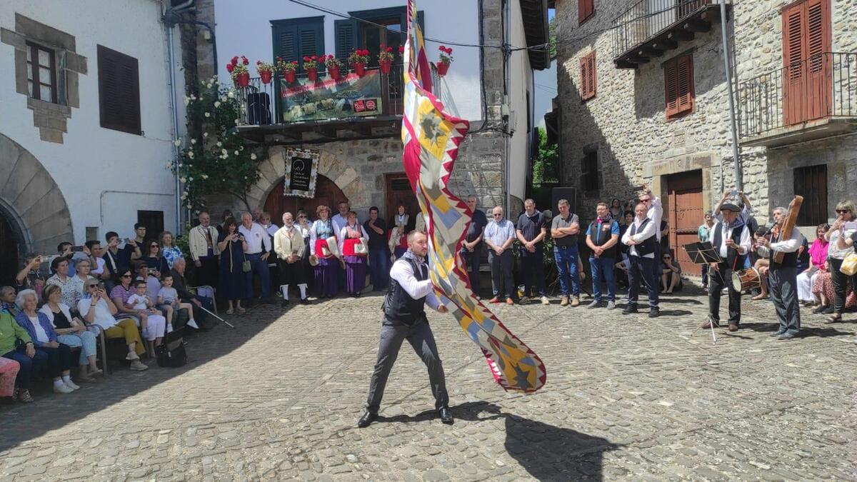 Julen Garjón se ha encargado de ejecutar el Baile de la Bandera. (Gidari)