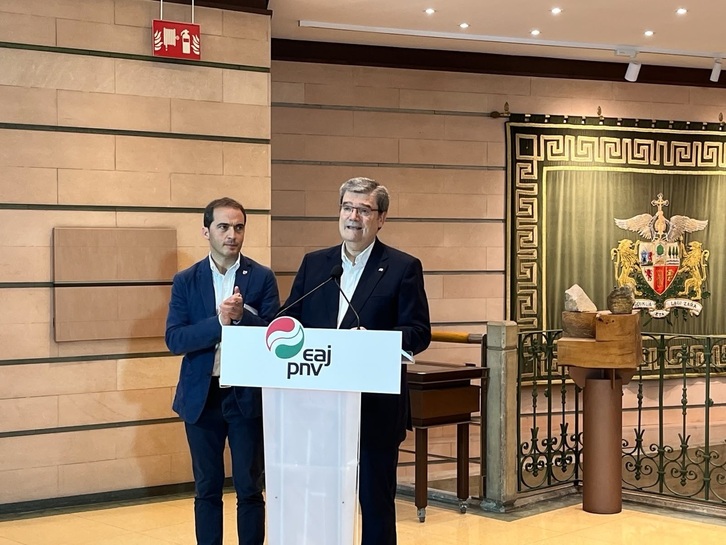 Iñigo Ansola, presidente del BBB, atiende a la intervención de Juan Mari Aburto, ayer en Sabin Etxea.