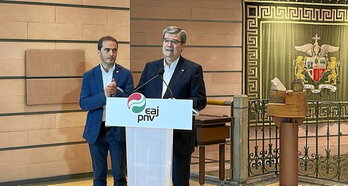 Iñigo Ansola, presidente del BBB, atiende a la intervención de Juan Mari Aburto, ayer en Sabin Etxea.