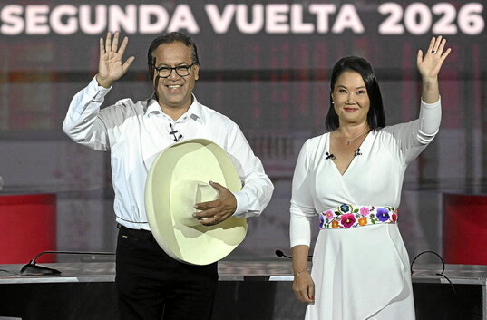 Keiko Fujimori (Fuerza Popular) y Roberto Sánchez (Juntos por el Perú) saludan durante un debate en Lima el 31 de mayo.