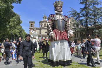 Los gigantes Alejandro y Helena, en su primer desfile por las calles de Iruñea.