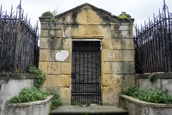 Portada del palacete Irurak Bat, en Algorta, que se conserva.