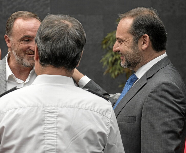 José Luis Ábalos saluda a Javier Esparza (UPN) en su etapa de ministro.