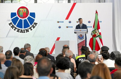 El lehendakari Imanol Pradales se dirige a los asistentes del acto de Arkauti.