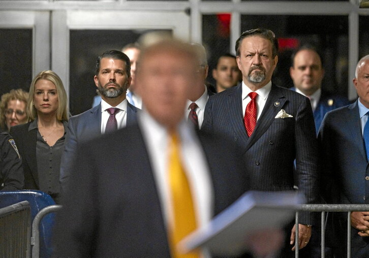 A la izquierda, Sebastian Gorka observa cómo Donald Trump responde a preguntas de la prensa. Arriba, marines estadounidenses desplegados en el Caribe.