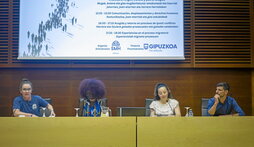 De izquierda a derecha, Cristina Campo, voluntaria de SMH y participante en dos misiones realizadas por el Aita Mari; Sylvie Affi Cloley, Valentina Castillo y Ahmed Younoussi, en las jornadas celebradas en el Kursaal donostiarra.