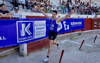 Julen Alberdik besoak jasota helmuga zeharkatu duen unea.