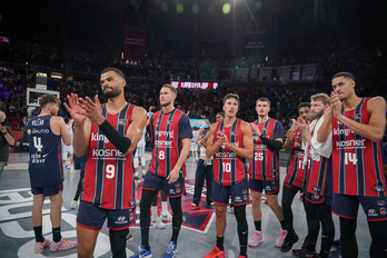 Los jugadores baskonistas, saludando a la afición al final del choque.