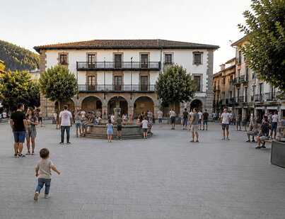 Behean, plaza baten irudia eta, hurrengo orrialdean, ezkerrean, plaza beraren plano teknikoa eta, eskuinean, plano sentsoriala.