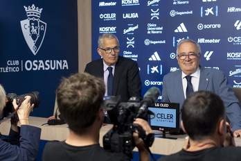 El director de Osasuna, Fran Canal, en el ojo del huracán, junto al presidente, Luis Sabalza.