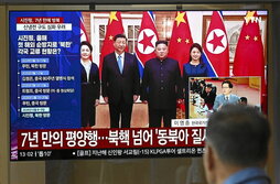 Pantalla en una estación de tren en Seúl con imágenes de archivo de la reunión de 2019 entre Xi Jinping y Kim Jong Un.