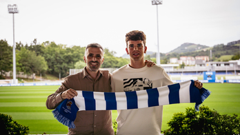 Unax Agote posa con Erik Bretos, director deportivo de la Real.