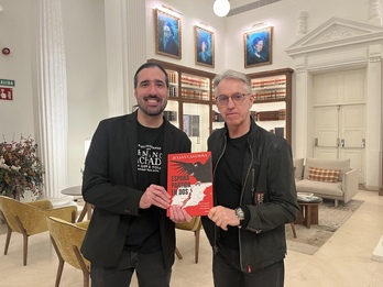 Carles Esquembre y Julián Casanova, con un ejemplar de 'España partida en dos'.