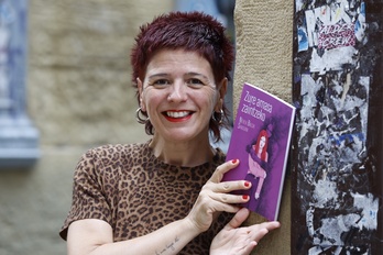 Nerea Balda, nobela berria eskuan.