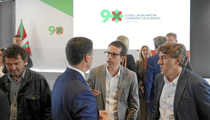 Imanol Pradales, Pello Otxandiano y Eneko Andueza conversan una vez concluido el acto oficial en Lehendakaritza.