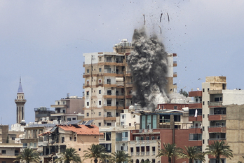  Edificio bombardeado en un ataque israelí contra Tiro.
