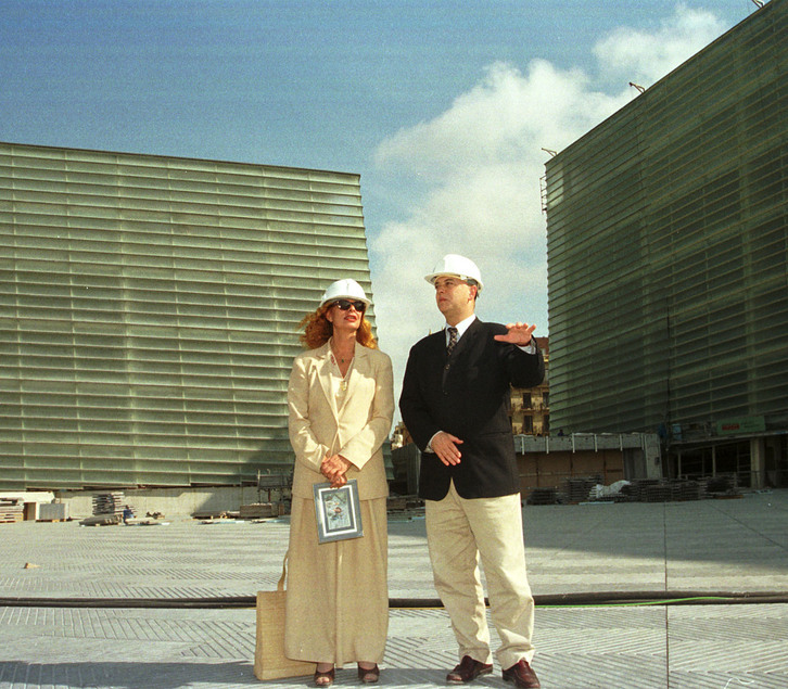 Odon Elorza, Kursaaleko lanen aurrean, Carmen Albroch ministroarekin, 1990an.