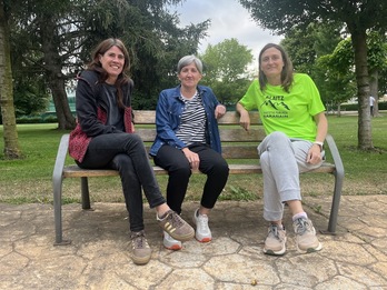 Ezkerretik eskuinera, Uxue Astiz, Marta Ozkoidi eta Ainhoa Barberena, Lagunak taldeko jokalari ohiak