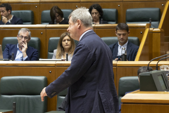 El consejero de Seguridad, Bingen Zupiria, en un pleno del Parlamento.